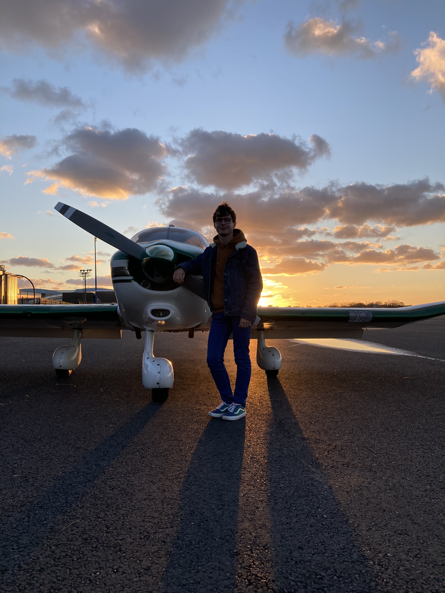 élève devant un avion